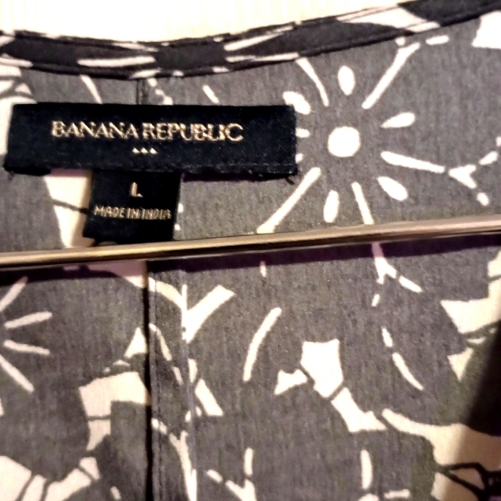 Banana Republic Gray & White Floral Top Size Large - Picture 3 of 3
